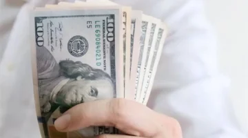 الدولار يواصل مكاسبه مقابل العملات مع استمرار التوترات بشأن حرب إيران